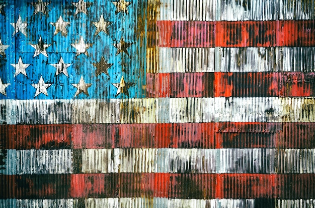 Imagen estilizada de la bandera americana en una valla oxidada