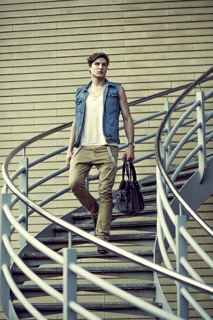 Imagen estilizada del chico de la moda con una bolsa caminando por las escaleras