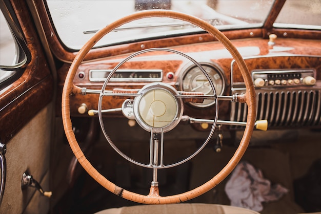 Foto imagen de estilo retro de una vieja radio de automóvil dentro de un automóvil clásico