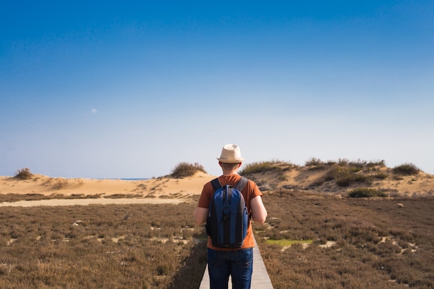 Imagen de estilo de vida al aire libre de la vista trasera del hombre que viaja. Concepto de turismo.