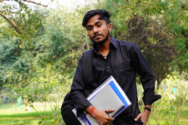 Imagen de un estudiante indio estudiante va a la universidad con libros y de vuelta