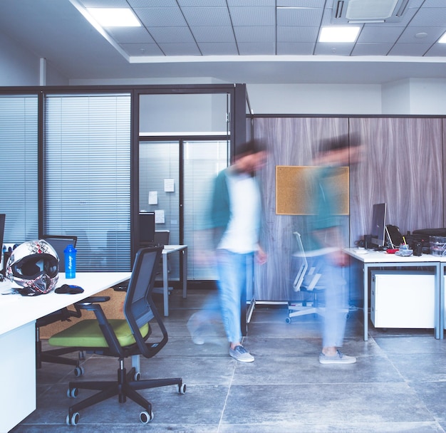 Imagen de exposición larga de un hombre caminando en la oficina