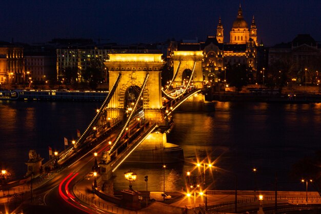 Imagen de exposición larga del puente por la noche