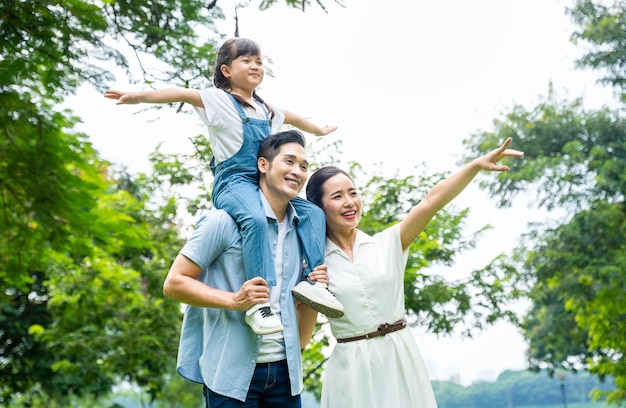 imagen de una familia asiática caminando por el parque