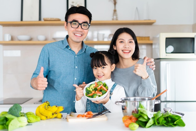 imagen de una familia asiática cocinando en casa