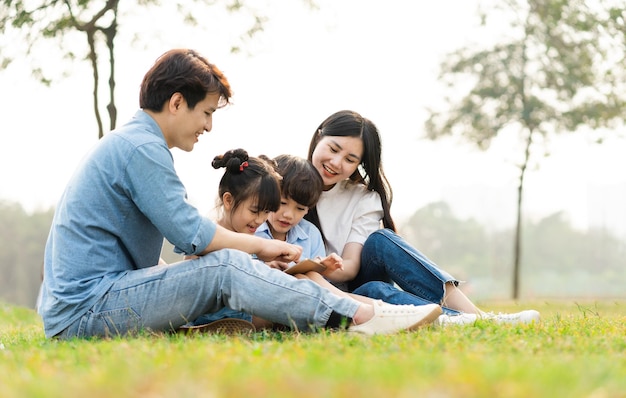 Imagen de una familia asiática en el parque