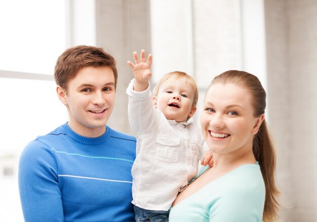 imagen de familia feliz con adorable bebé