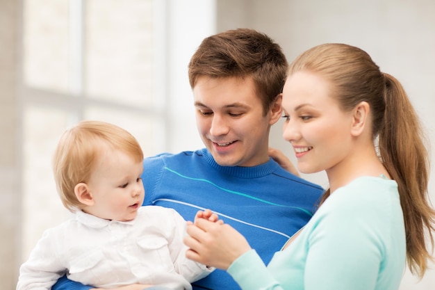 imagen de familia feliz con adorable bebé