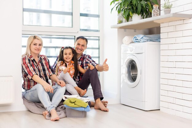 la imagen de una familia feliz lavando ropa