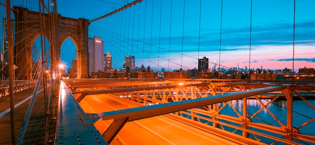 Imagen del famoso Puente de Brooklyn al amanecer.