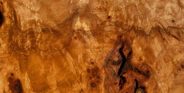 Una imagen fascinante que revela los atractivos patrones de una superficie de madera texturizada