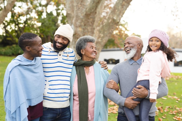 Imagen de una feliz familia afroamericana de varias generaciones divirtiéndose al aire libre en otoño. Concepto de familia extendida, pasar tiempo de calidad juntos.