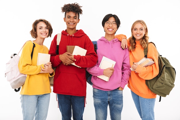 Imagen de un feliz grupo de jóvenes estudiantes amigos que se encuentran aisladas, posando.