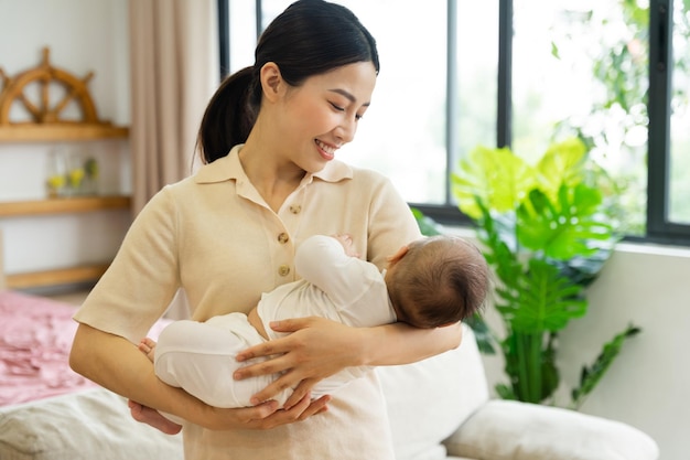 Imagen feliz de madre e hijo en casa