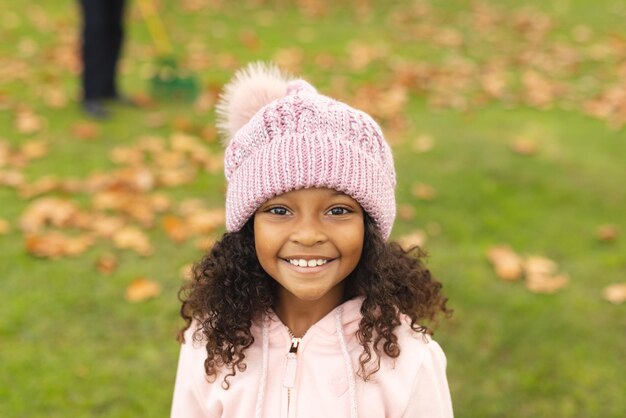 Imagen de una feliz niña afroamericana posando en el jardín