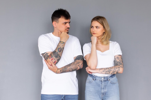 Una imagen de una feliz y optimista pareja amorosa emocionada posando aislada sobre un fondo gris