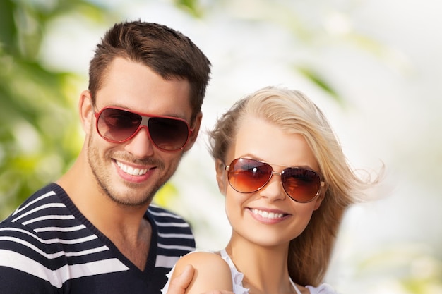 imagen de la feliz pareja joven en el bosque