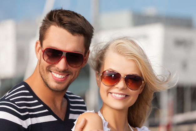 imagen de la feliz pareja joven en el puerto