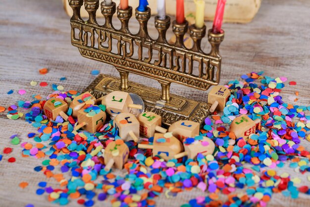 Imagen de la festividad judía de Hanukkah con trompo de trompo de madera en el brillo