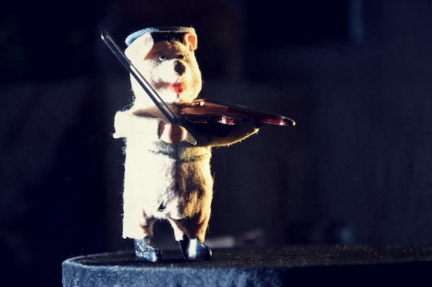 Imagen filtrada de un juguete de peluche vintage tocando un instrumento musical