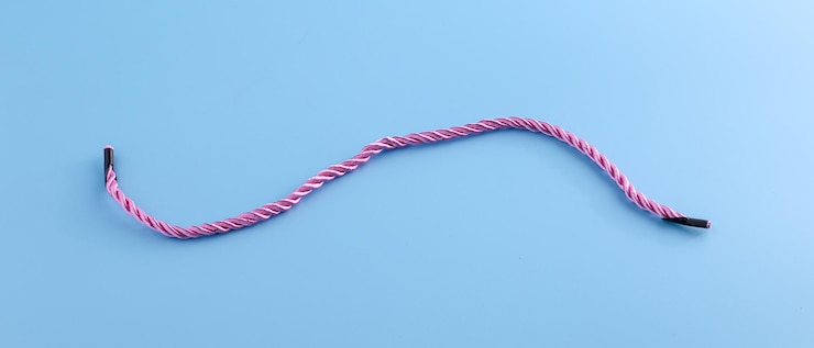 Foto imagen de fondo azul con una cuerda rosa pastel