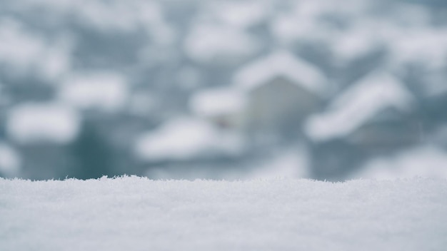 Imagen de fondo de la caída de nieve cayendo copos de nieve en el fondo de casas privadas nevadas nevadas de invierno