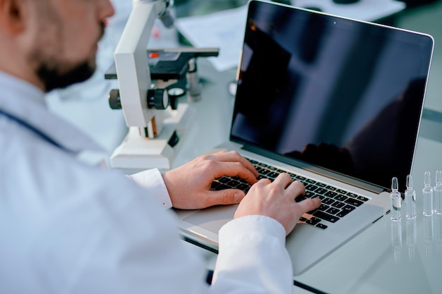 Imagen de fondo de un científico que trabaja en un laboratorio médico