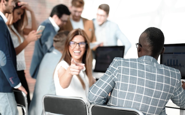 Imagen de fondo de empleados felices en la foto de la oficina con espacio de copia