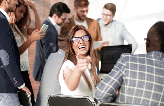 Imagen de fondo de empleados felices en la oficina