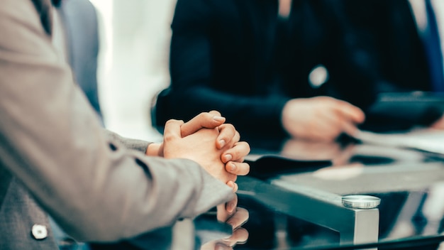 Imagen de fondo de un empresario sentado en una reunión