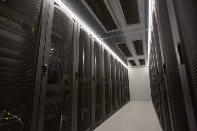 Imagen de fondo de gran angular de la sala de servidores con supercomputadora en el centro de datos o instalación de investigación, espacio de copia