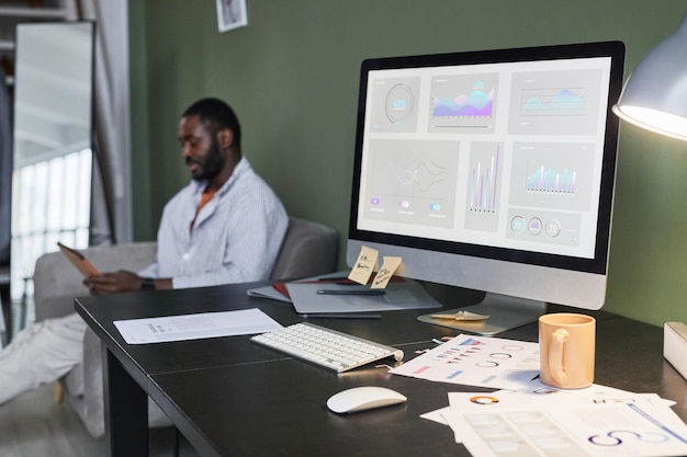 Imagen de fondo del lugar de trabajo ocupado de la oficina en casa con la computadora y la persona en el espacio de copia de fondo