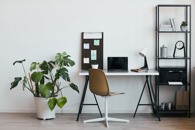 Imagen de fondo del lugar de trabajo de oficina en casa mínimo con computadora portátil y accesorios en blanco y negro, espacio de copia