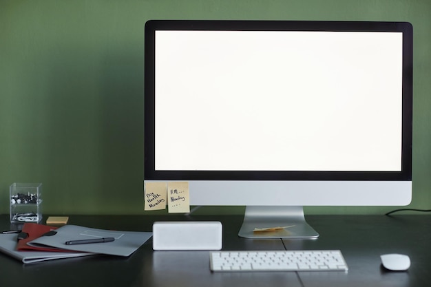 Imagen de fondo del lugar de trabajo de la oficina en casa con pantalla de computadora en blanco y espacio de copia de altavoz inteligente