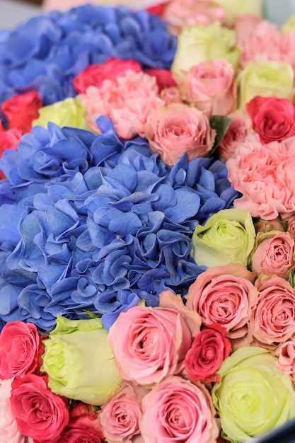 Foto imagen de fondo de un lujoso ramo de flores primer plano azul hortensia rosas rosadas