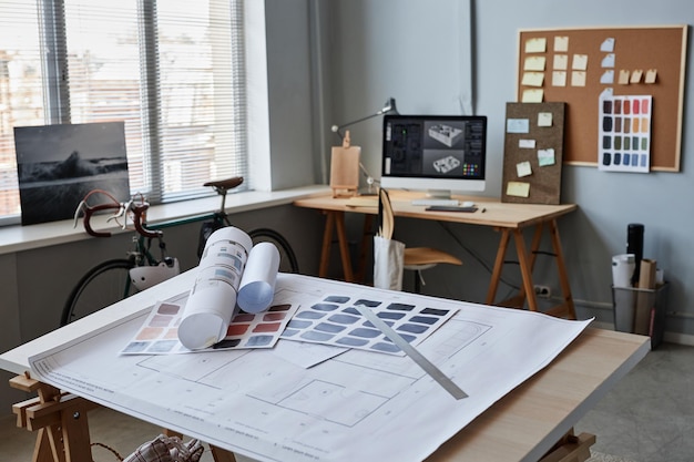 Imagen de fondo de la oficina de arquitectos con enfoque en el espacio de copia de planos de planta