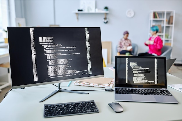 Imagen de fondo de pantallas de computadora con líneas de código en el escritorio
