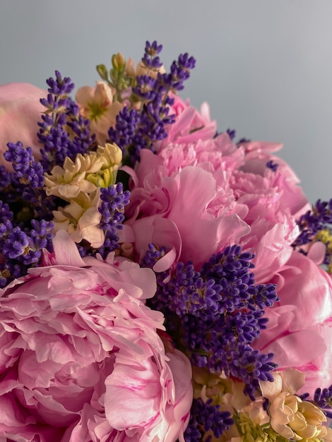 Imagen de fondo de un primer plano de hermosas flores El ramo de peonías rosas y lavanda