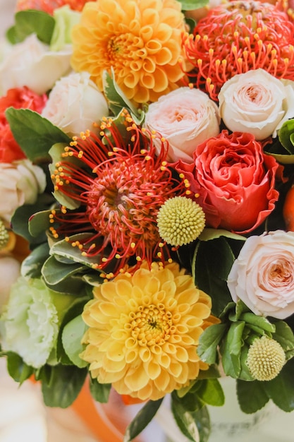 Imagen de fondo de un ramo de flores otoñales closeup ecotic leucosperum dalias amarillas rosas | Foto Premium Imagen de fondo de un ramo de flores otoñales closeup ecotic leucosperum dalias amarillas rosas | Foto Premium