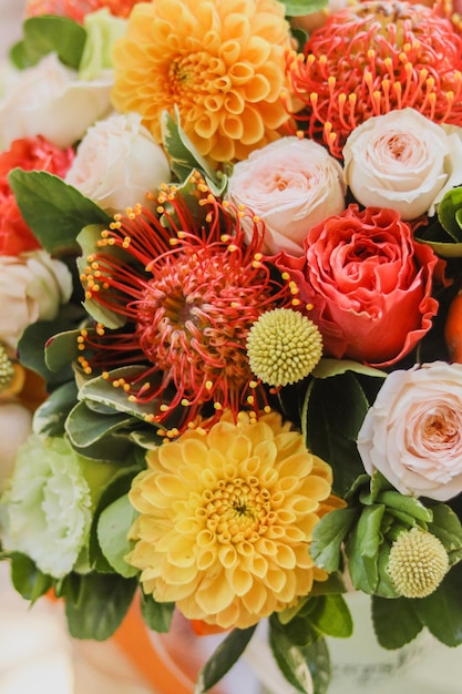 Imagen de fondo de un ramo de flores otoñales closeup Ecotic leucosperum dalias amarillas rosas