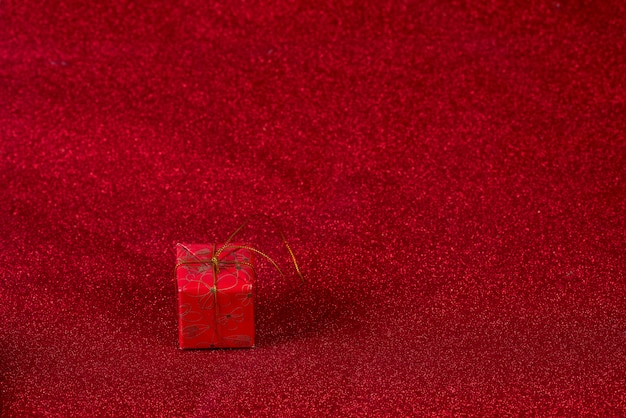 Imagen de fondo rojo y concepto de caja de regalo de San Valentín