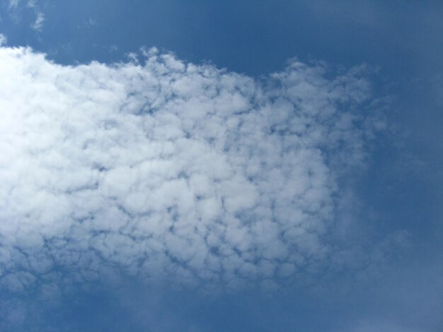 Imagen de fondo simple con hermoso cielo azul