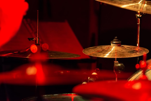 Imagen de fondo sobre la música con un hombre tocando el bombo y los platillos de un kit de batería