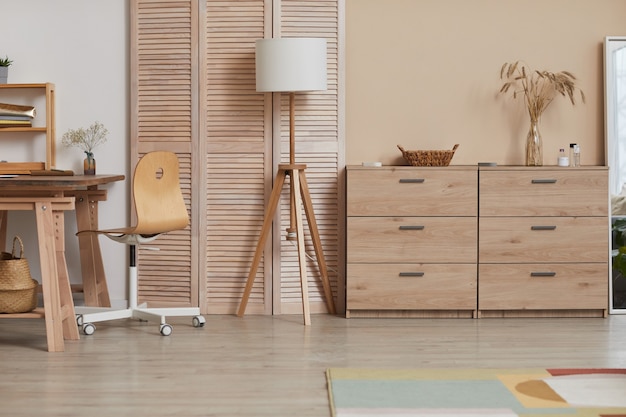 Imagen de fondo de tonos cálidos del interior de una casa mínima con elementos de madera y decoración natural, espacio de copia