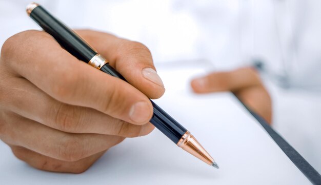 Imagen de fondoel médico firmando el informe médico