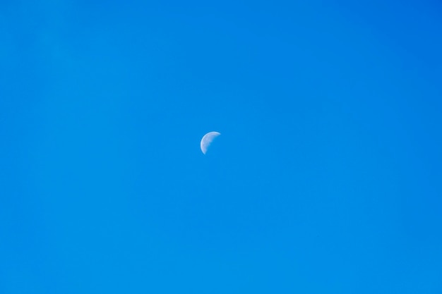 Imagen en formato vertical de una media luna lejana