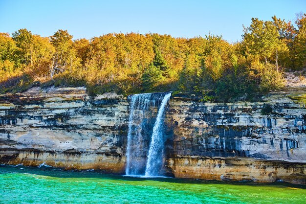 Imagen de la foto costera del acantilado de Pictured Rocks con cascada