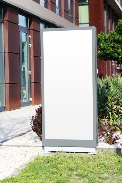 Imagen de foto de la maqueta de la caja de luz vertical blanca en blanco Banner claro en una plantilla de maqueta de calle