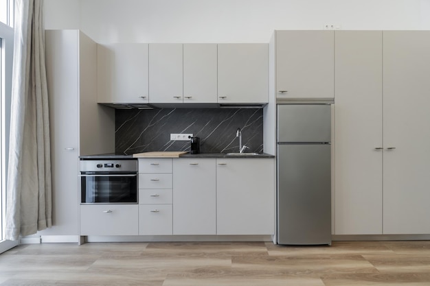 Imagen frontal de una cocina de planta abierta en un apartamento de ático
