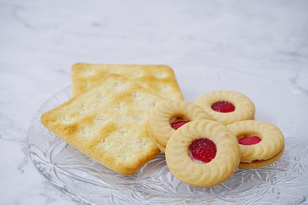 Imagen de galletas de bocadillos en una placa de vidrio